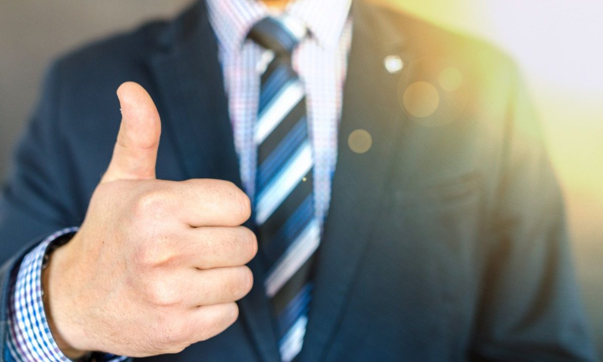 Canva – Close-up Photo of Man Wearing Black Suit Jacket Doing Thumbs Up Gesture bonne nouvelle