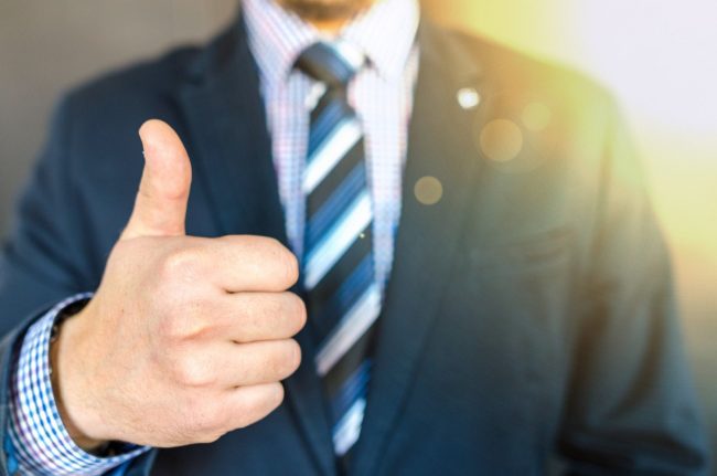 Canva – Close-up Photo of Man Wearing Black Suit Jacket Doing Thumbs Up Gesture bonne nouvelle