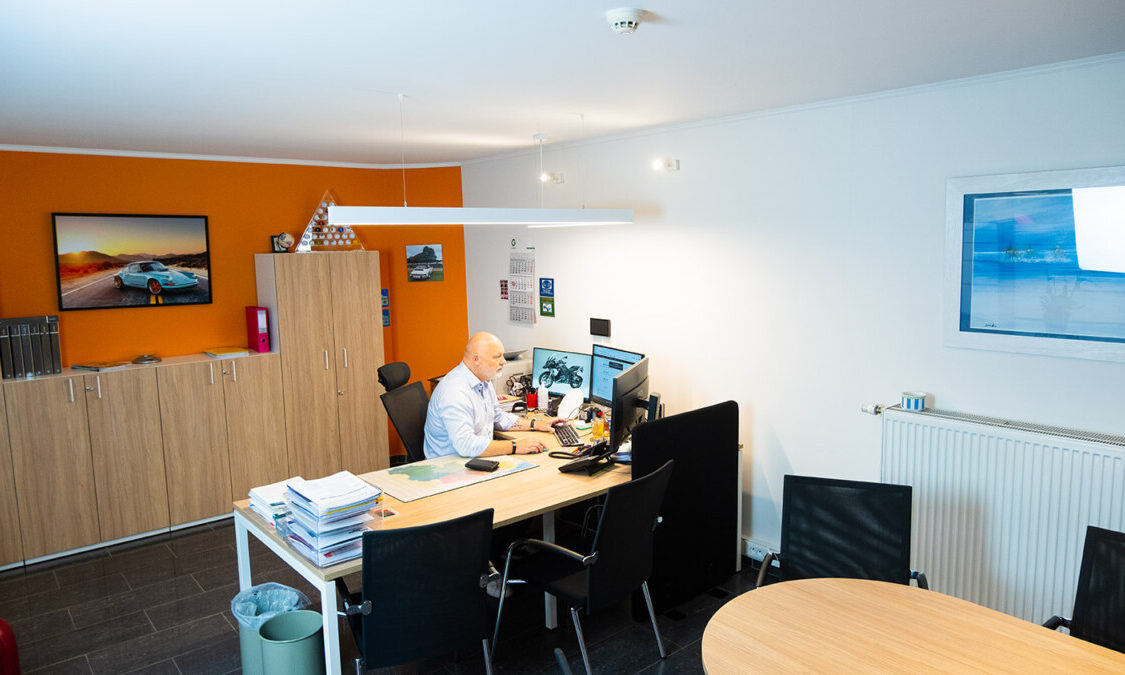 Franck au bureau de Fisco Centre dans le Hainaut