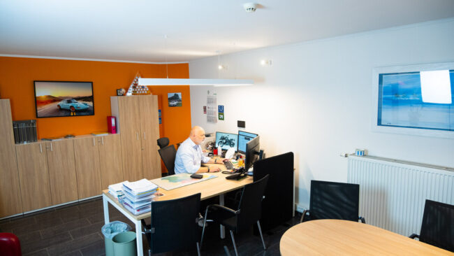 fiscocentre-1 Franck au bureau de Fisco Centre dans le Hainaut