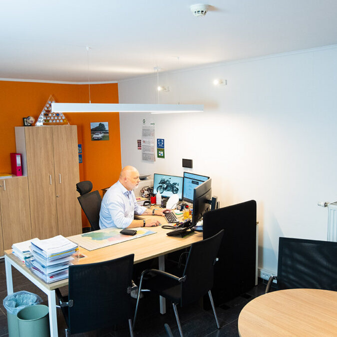 Franck au bureau de Fisco Centre dans le Hainaut
