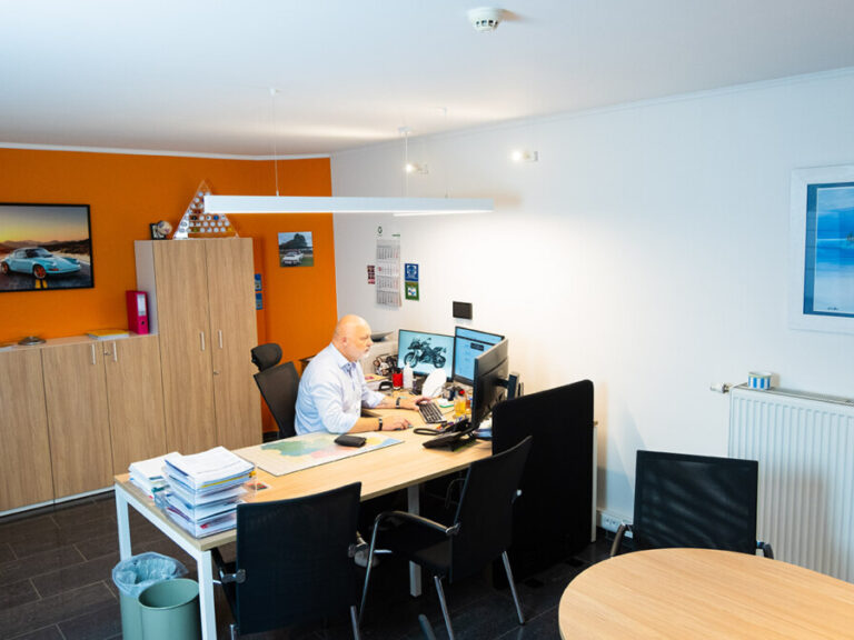 Franck au bureau de Fisco Centre dans le Hainaut